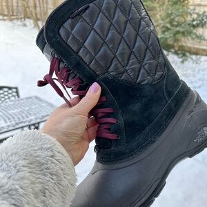 Women’s North Face waterproof snow boots. Size 9.5. Warm, foam insulation.